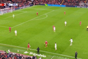 索博斯洛伊拖延时间，埃梅里愤怒将其推开，索博领到黄牌