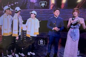 管泽元看Uzi为FMVP颁奖：这下台上真有乌兹！不用P了！