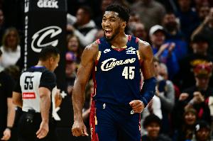 双加时走起？米切尔底角超级高难度三分落袋 轰平热火