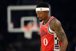 解说：当比尔上场时 快船的防守基本上就相当于多了1道自动感应门