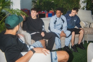 气氛真不错！阿劳霍晒队内聚会照片：烧烤、家人、朋友