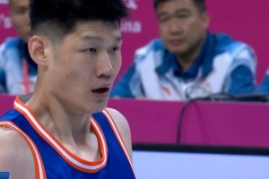 稳如泰山！胡金秋10中5&6罚4中拿到15分5板3助