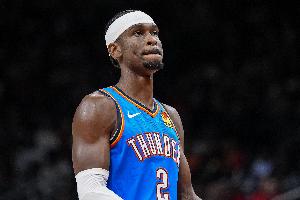 冲起来了！亚历山大加速突内线上篮打进 库里补防还吃到犯规