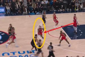 疑似比尔受伤瞬间：比尔完成抢断 在快攻中刹车急停救球导致