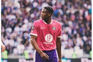 图卢兹中场弗朗西斯国家队友谊赛重伤，法甲官方祝他早日康复