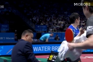 太激烈了！前四局战成2-2，王楚钦、樊振东在局间都更换了球衣