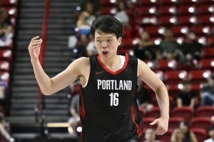 下半场连续建功！朱芳雨：杨瀚森感觉比上半场更清晰 跟上节奏了