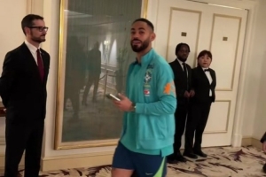 被枪迷问是否加盟阿森纳！库尼亚起初拒答，随后笑答“不，谢谢”