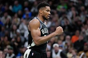 你别太凶！艾顿接球上篮被字母哥身后钉板大帽