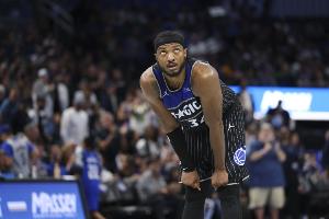 关键罚球违例！小卡特11中5拿到15分6板4帽 6犯离场