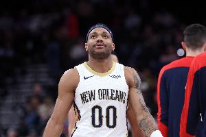 逃过一劫！布鲁斯·布朗防守打到对手头部 回看未升级