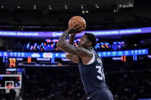 稳定火力！兰德尔半场11中6拿到17分4板 罚球4中4