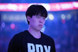 没问题！杨瀚森内线强吃杰伦-史密斯！梦幻脚步左手打进！