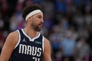 太难了！弗拉格球没给好 克莱超远绝平三分不中