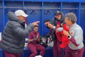 庆祝中超三连冠！海港外援赛后更衣室跳舞