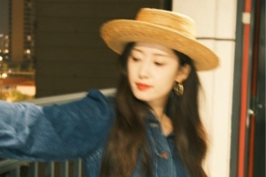 主持张小薇晒照：摄影师猪姐说模糊拍出来也好看