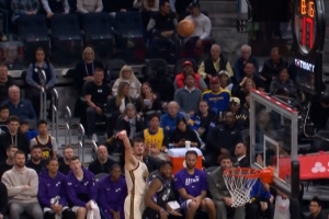 万箭齐发！波斯特不沉球三分飙中 勇士次节轰出18-0进攻狂潮