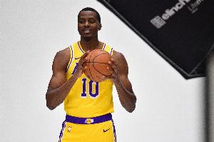 没打出来！科洛克和湖人连签两次双向合同 场均2.3分2.4篮板