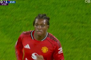 曼联第58分钟连换两人，梅努达洛特换下卡塞米罗、多尔古