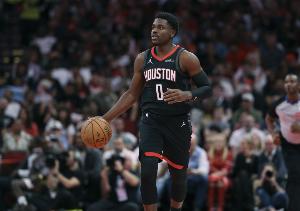 即插即用！小霍勒迪上半场10分钟出手10次 三分7中4砍下12分