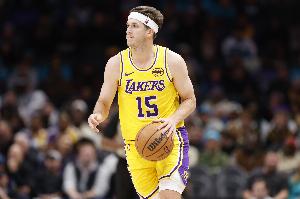 用脑子打球！里夫斯上半场6中4砍下9分8板2助 正负值+11全场最高