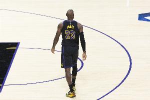 哨慢了点！詹姆斯反击一条龙造杀伤 随后稳稳两罚全中