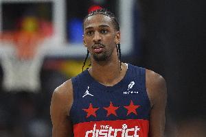 冲击力十足！萨尔正面持球强攻 力压波尔津吉斯打板命中