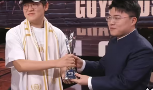 不如信我秦始皇uzi超话爆料：uzi昨天已签合同 2年5000万 爆料人自称负责场地灯光