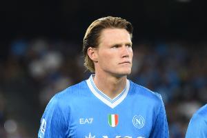 麦克托米奈自意甲首秀各项赛事参与24球，是同期意甲中场球员最多