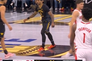 望无大碍！小佩顿有些扭伤 直接走回更衣室了