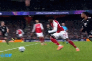 已有一张黄牌！于帕踩踏放倒马杜埃凯，裁判未出牌