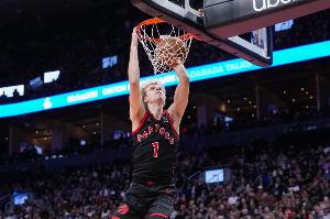 看着有点疼！首节尾声迪克冲前板摔到后脑勺 次节暂时先回更衣室