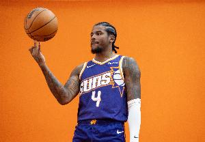 布克：格林阿伦是持球手和进攻创造者 我们秉持下一个顶上来心态