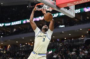 出手有点少！特纳上半场4投4中 高效砍下11分4板2助1帽