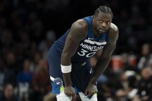 太铁了！兰德尔13投仅2中拿到10分篮板4助攻3抢断