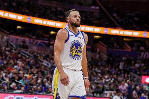 及时调整！库里次节后半段回暖 半场7中3拿到8分3板3助2帽