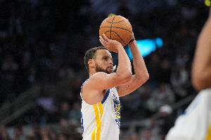 突然集体失准！下半场勇士一度三分球19中1 库巴追合计10中0