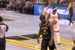 冲击力十足！巴特勒对抗防守强攻打进加罚 打破3分钟得分荒