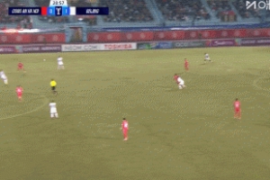 杨立瑜在禁区内倒地，裁判没有任何表示