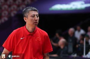 媒体人：中国男篮好像在打20年前的篮球 站好位置往内线给 这不行