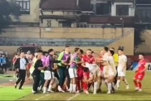 为何上头染红？国安冲突另一视角：王刚先遭对手推搡，曹永竞出头