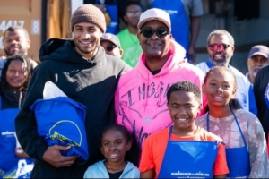 爱心的回馈！佩顿二世举办公益快闪活动 免费赠送各类食品杂货