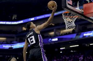 打了44分钟！基根-穆雷18中9得23分9板3助3断1帽 三分略铁6投1中