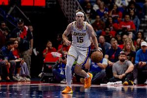 提前犯规！里夫斯挂着防守命中打板三分可惜不算