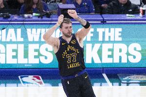 持续杀伤！东契奇被包夹强投三分造犯规 随后三罚稳稳全中