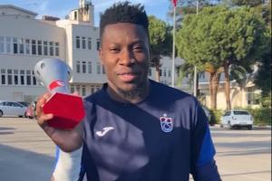 3战全胜丢1球！奥纳纳领取土媒10月土超最佳球员奖杯：希望赢更多