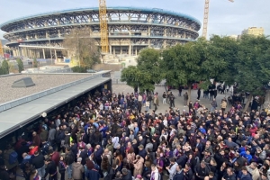 记者：巴萨的票务程序出现BUG，球迷很生气并且被迫排队领实体票