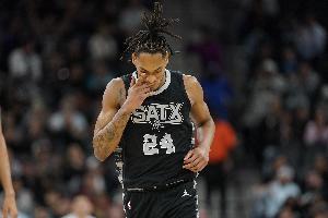 超强进攻！马刺两节轰出40+&全场139分 有7人得分上双！