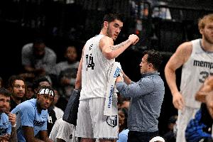 祖巴茨下场被爆板时是否考虑用大洛？卢：对面的兰代尔也不算大个