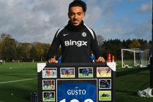 1球14助！古斯托获赠切尔西生涯百场纪念球衣